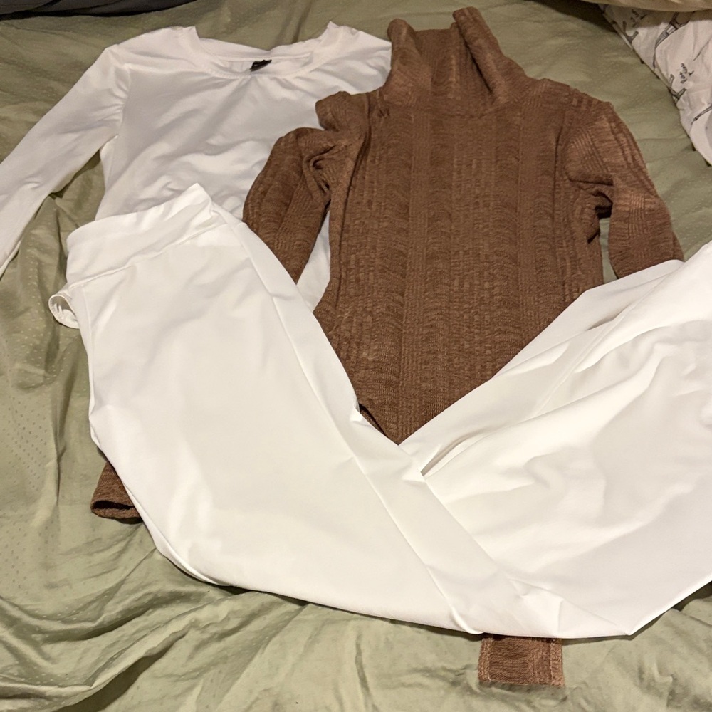 2 Bodysuits & Flared Leggings - XS